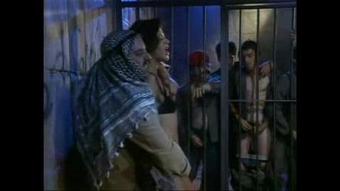 Арабские полицейские прилюдно насилуют европейских проституток