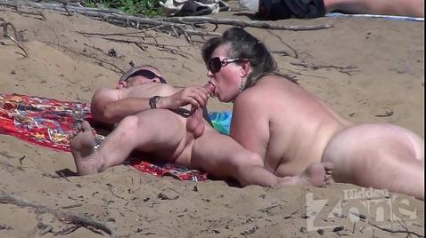 Голая жена сосёт член мужу на нудистском пляже